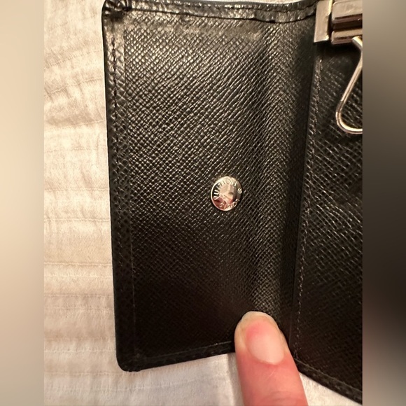 LV Black Leather 4 Keyholder - Picture 4 of 12